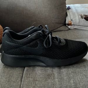 Nike Roshe One black sneakers